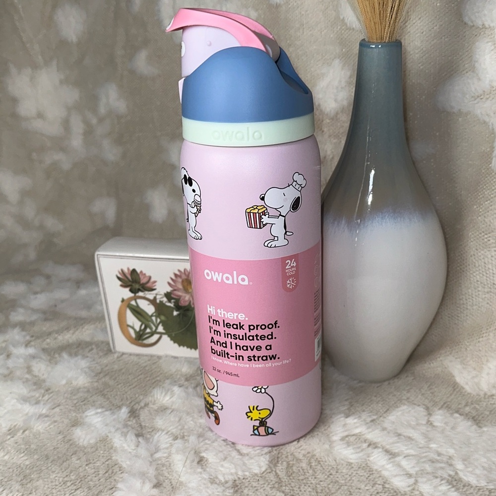 Owala Pink Insulated Water Bottle with Built-in Straw (Peanuts Print)